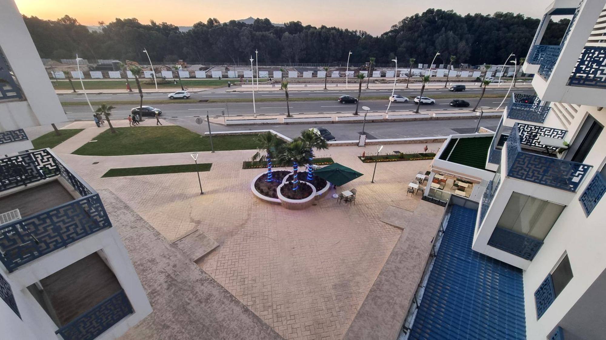 Luxueux - Piscines, 300m, Fermee